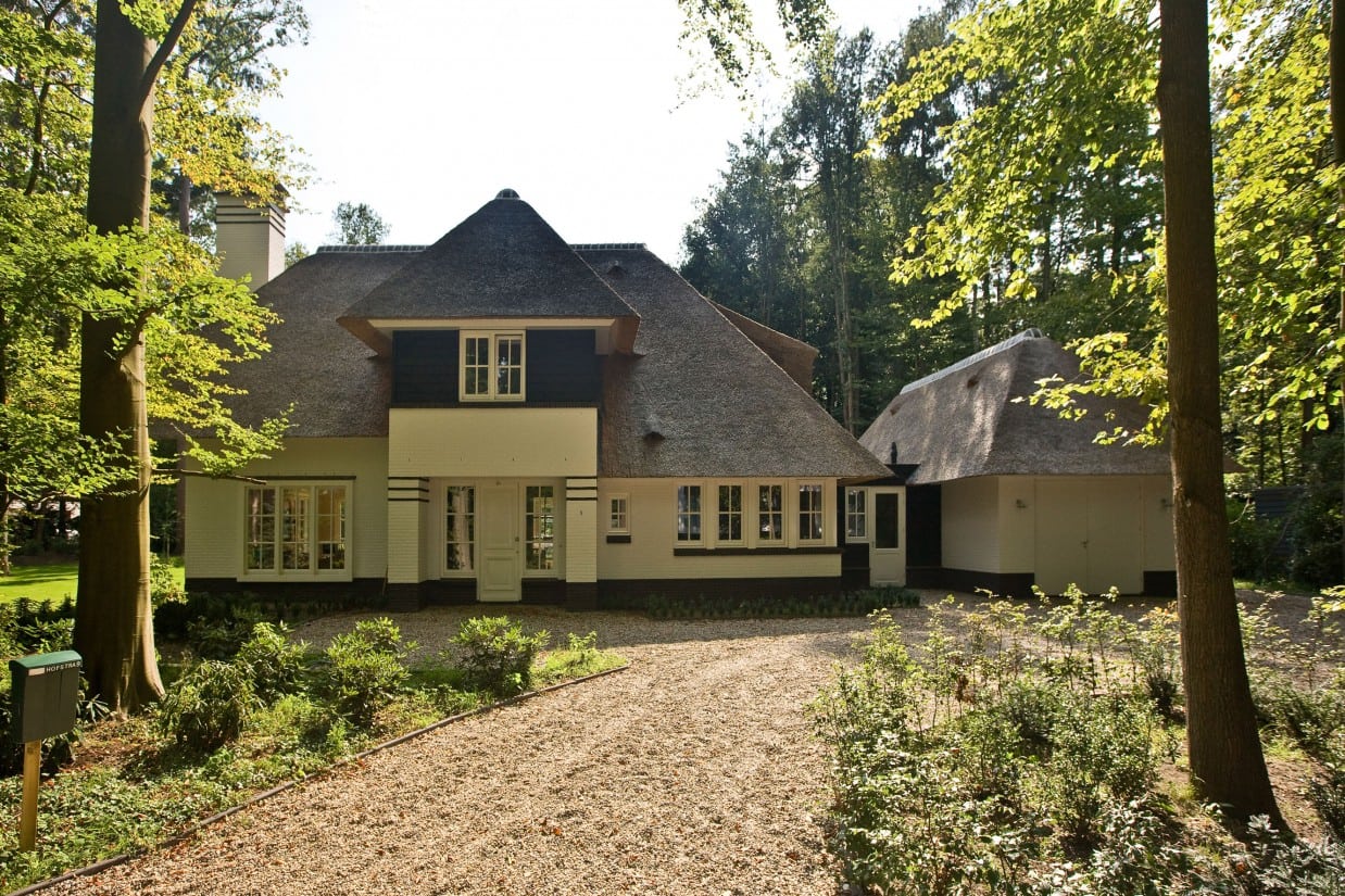 3. Rietgedekte villa bouwen, villabouw te Epse gezien vanaf oprit