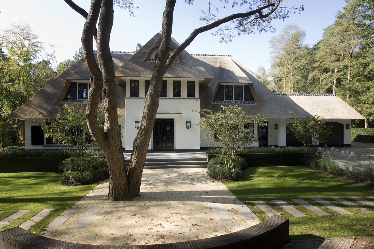 3. Rietgedekte villa bouwen, vooraanzicht entree landhuis Veluwe