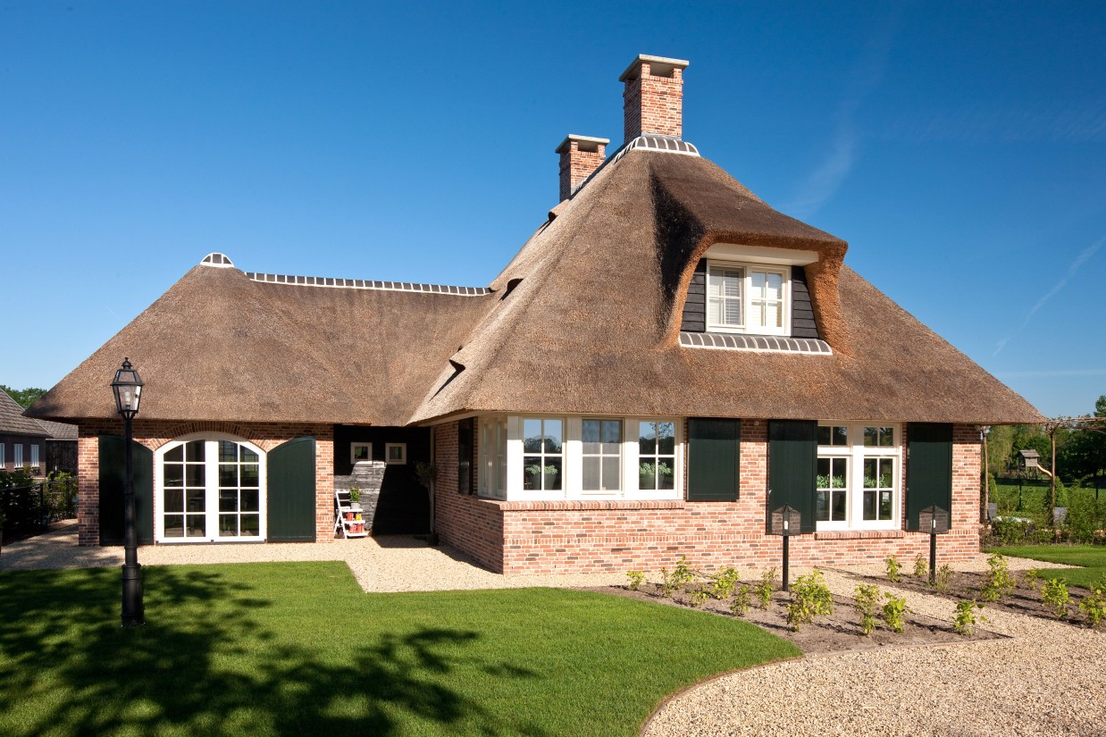 7. Rietgedekte villa bouwen, rietgedekt villa met twee stenen schoorsteen te Scherpenzeel